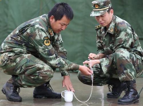 武警官兵使用凈易單兵凈水器凈化水質(zhì)